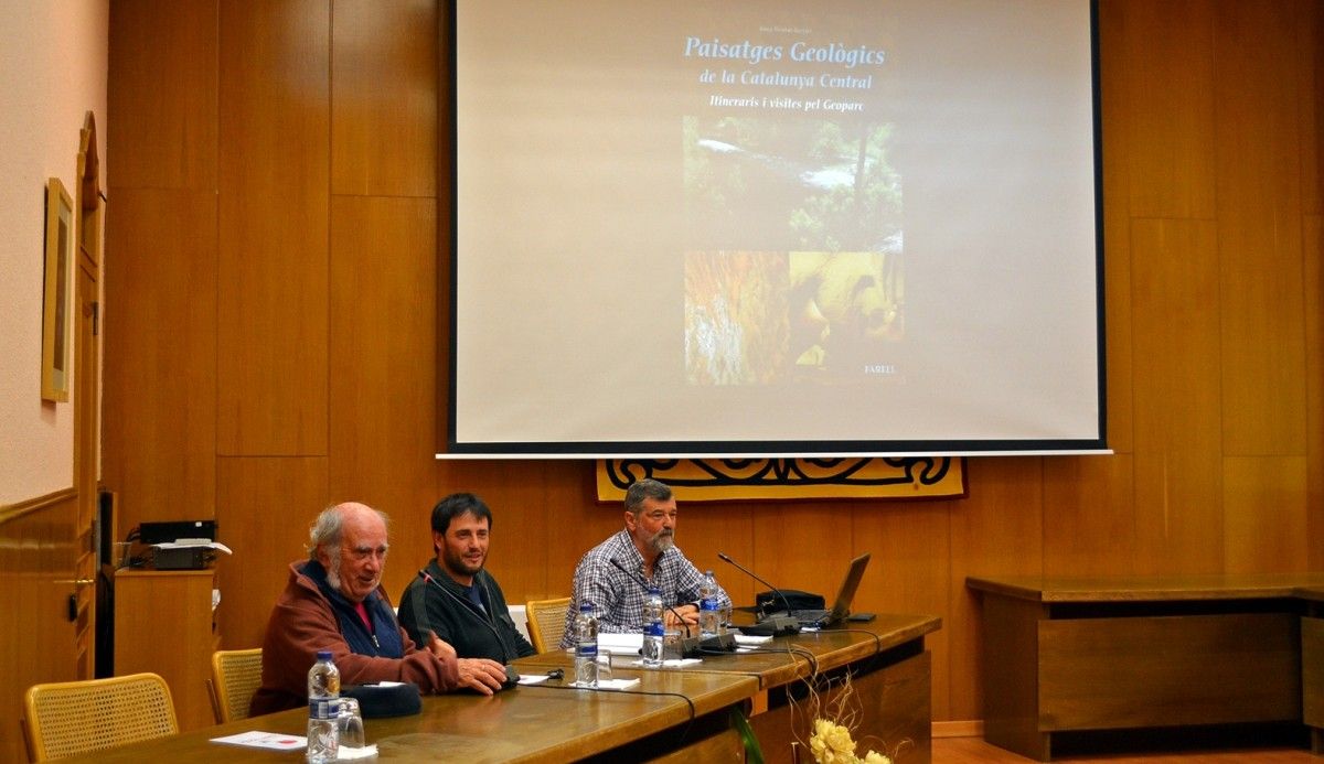  Josep Girabal (a la dreta) i els geòlegs Josep Maria Mata-Perelló i Ferran Climent