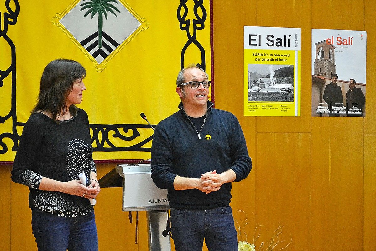 Els periodistes Quico Sallés i Núria Balaguer, durant l'acte commemoratiu del 25è aniversari d'El Salí