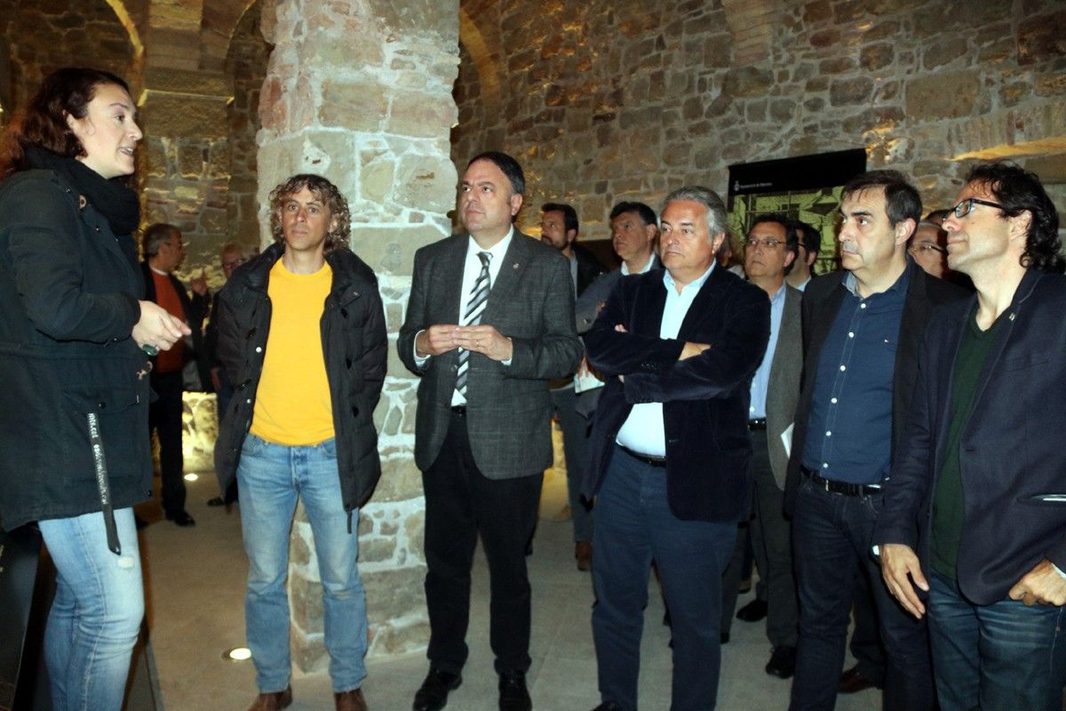 Enric Ticó, acompanyat per l'alcalde de Manresa i representants comarcals i de la DO Pla de Bages, visitant el Carrer del Balç