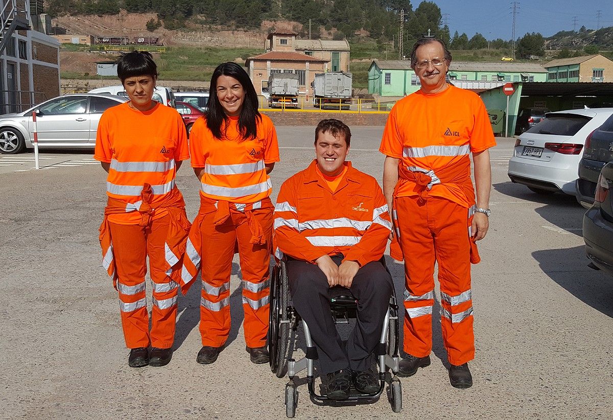 Anna Gabriel, Adriana Delgado, David Bonvehí i Antonio Espinosa just abans de baixar a la mina