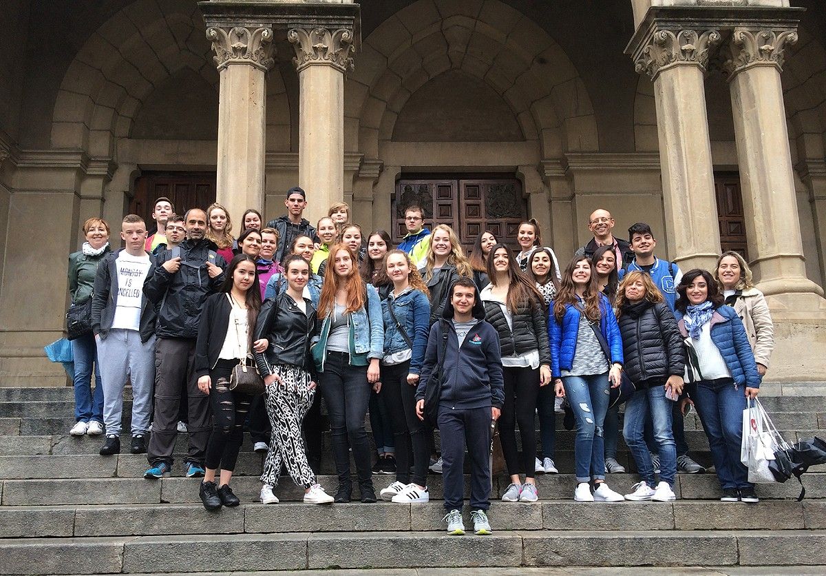Els alumnes de l'Erasmus+ en una foto a les escales de Crist Rei