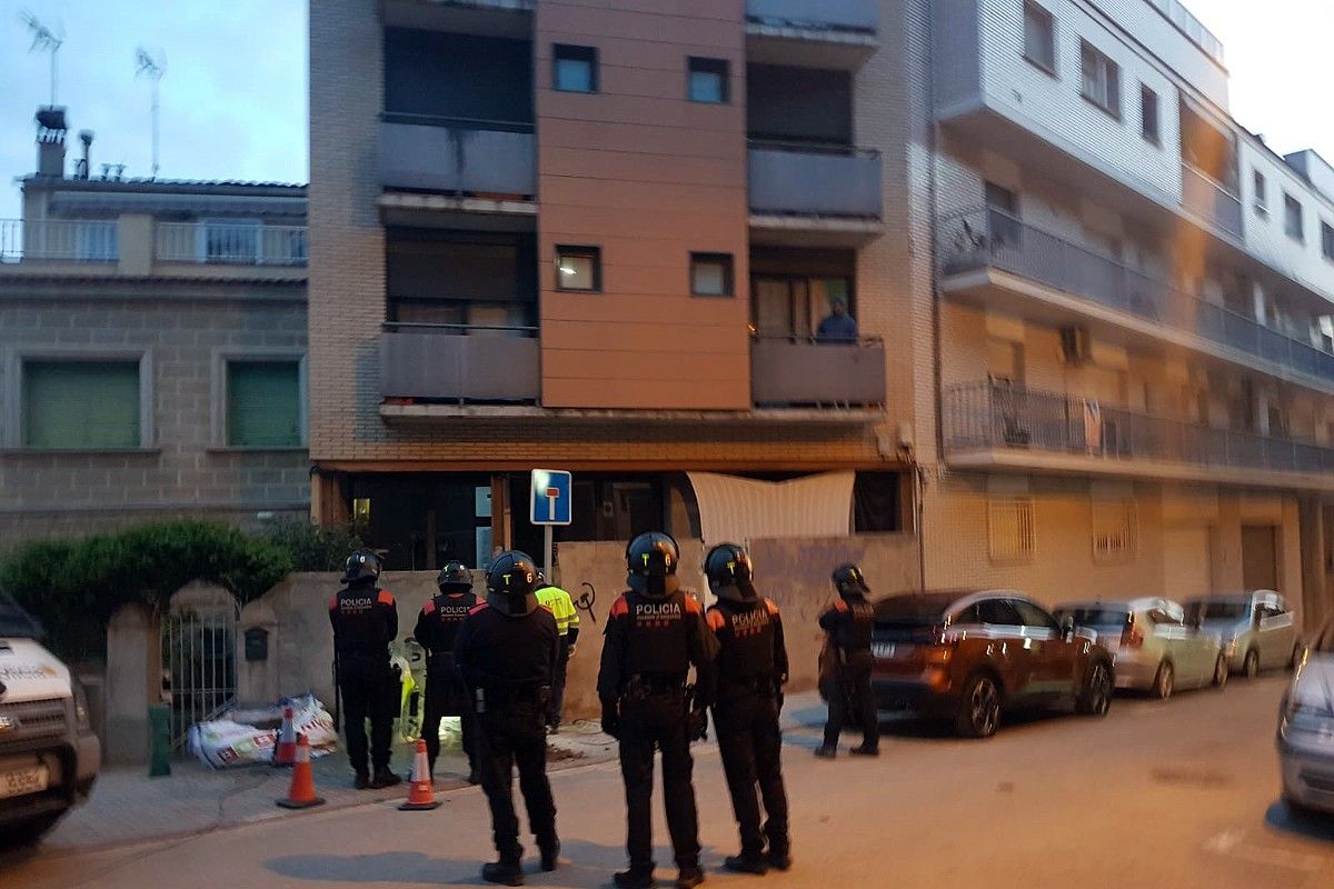 Agents antiavalots dels Mossos d'Esquadra donant cobertura al tall d'electricitat