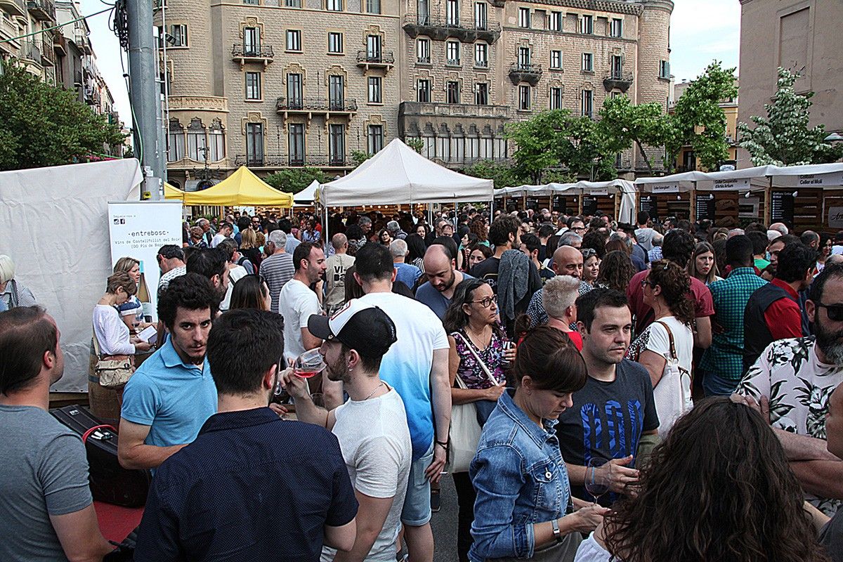La plaça Sant Domènec plena de gent durant la celebració de la 2a Fira ViBa