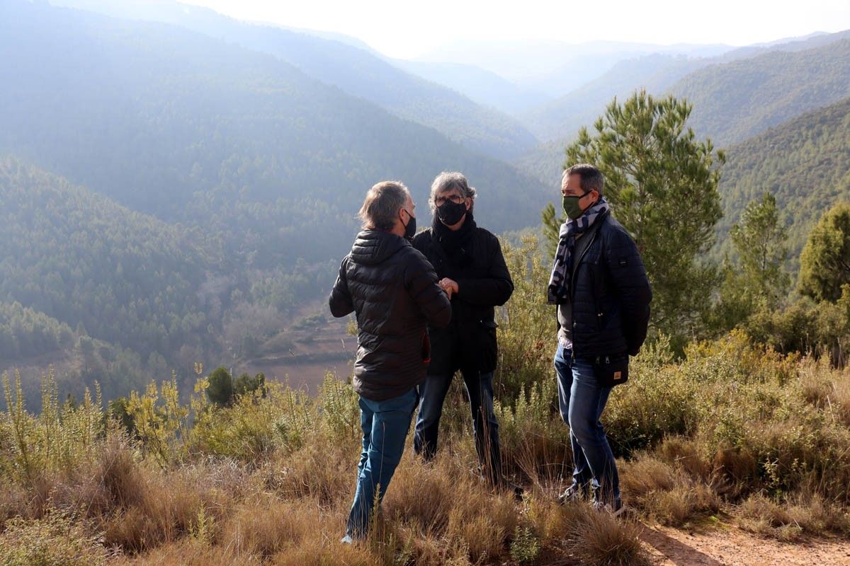 Els alcaldes d'Aguilar de Segarra i Rajadell conversen amb un veí a la zona on es projecten els parcs eòlics