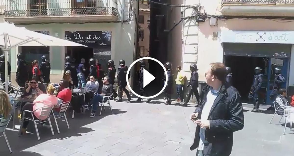 VÍDEO Els Mossos accedint a la Plaça Major on finalitzava la manifestació