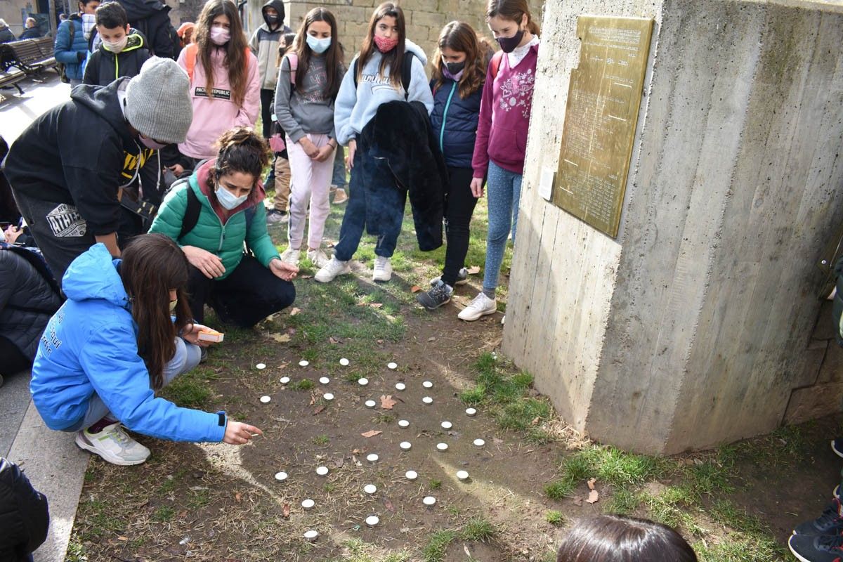 Alumnes de Manresa posant espelmes en memòria de les víctimes de l'holocaust