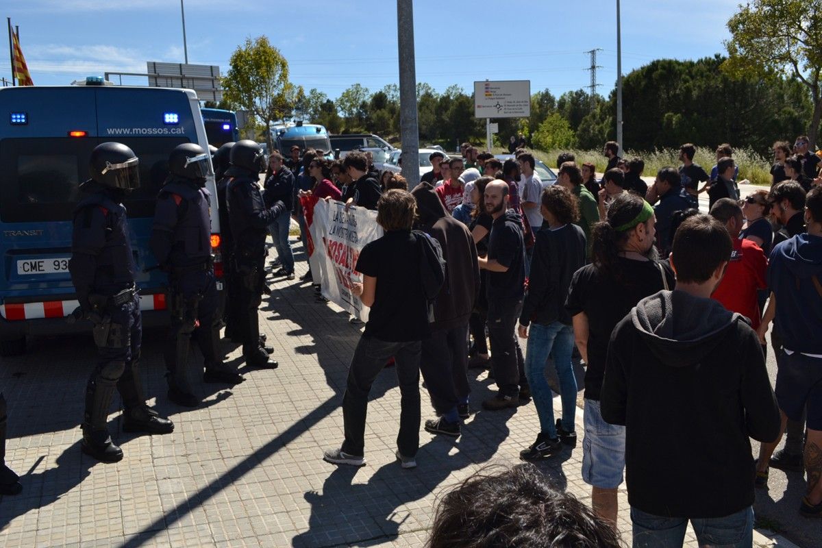 Manifestants davant la comissaria dels Mossos d'Esquadra de Manresa