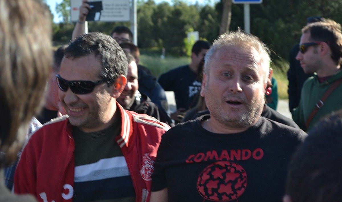 El portaveu de la CUP a l'Ajuntament, Jordi Masdeu, amb un dels detinguts a la sortida de comissaria