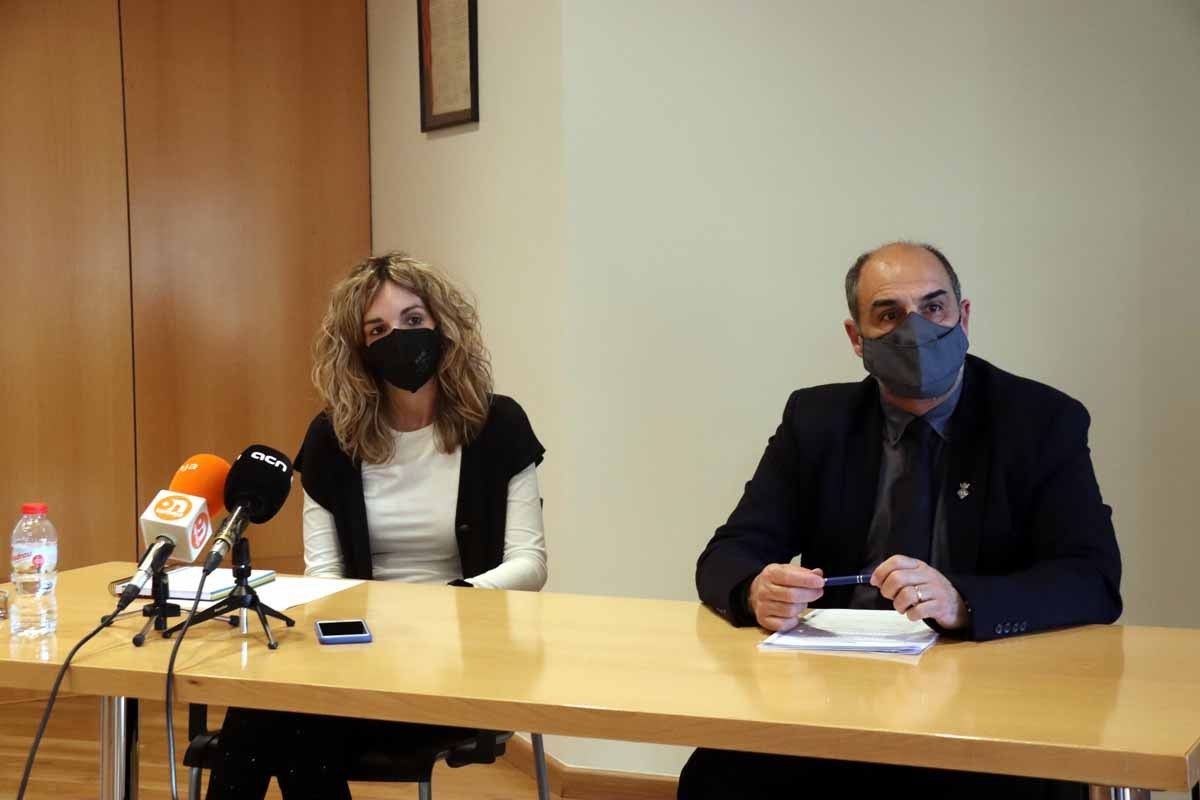 L'alcalde de Sant Joan de Vilatorrada, Jordi Solernou (AxSJ), i la tinent d'alcaldia socialista, Elia Tortolero, durant la roda de premsa