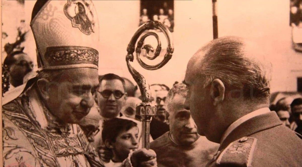 El bisbe Perelló rebent Francisco Franco en una imatge històrica