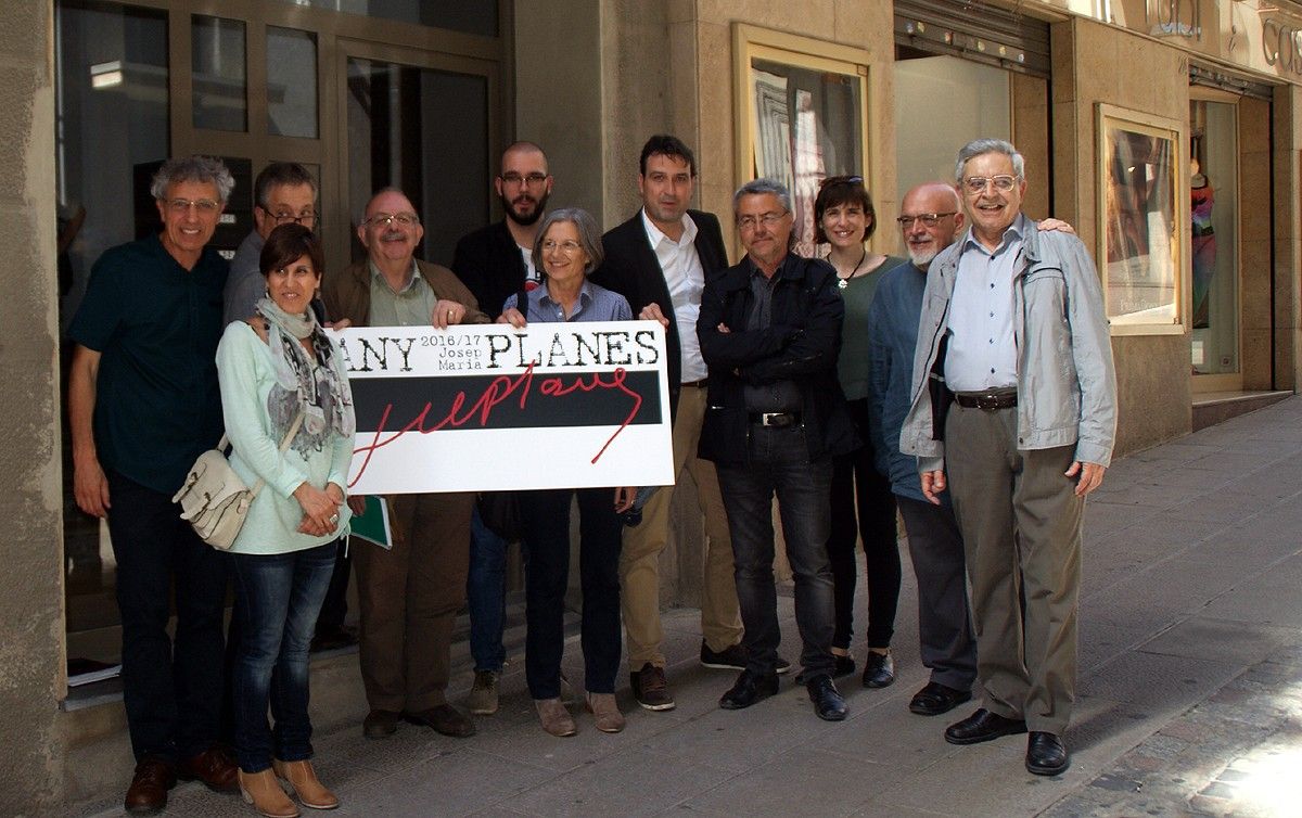 Comissió de l'Any Planes davant del número 26 del carrer de la Canal de Manresa, on va néixer el periodista