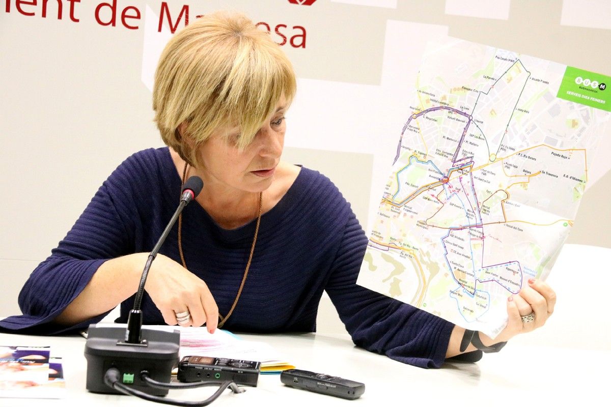 La regidora de Mobilitat, Olga Sánchez, amb el nou mapa de línies de bus urbà