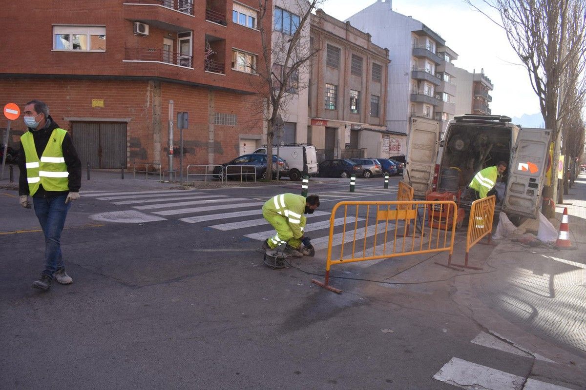 Treballs d'instal·lació del pas de vianants intel·ligent al carrer Francesc Moragas
