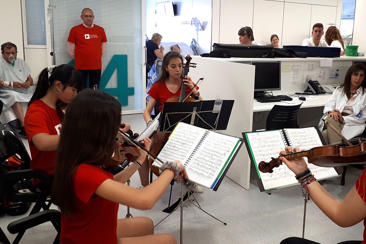 Alumnes del Conservatori de Música tocant a Sant Joan de Déu