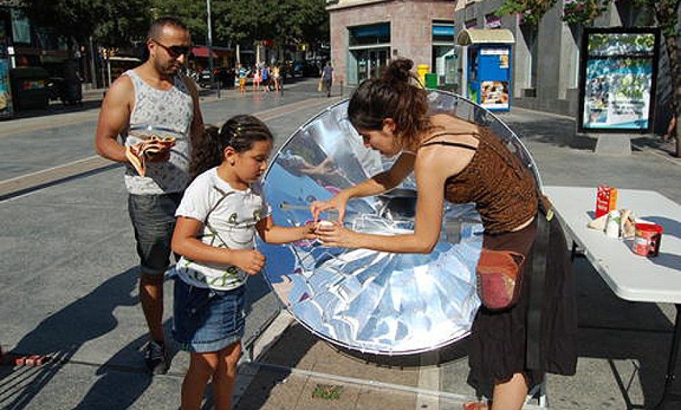 Demostració de cuina solar a la plaça Sant Domènec.