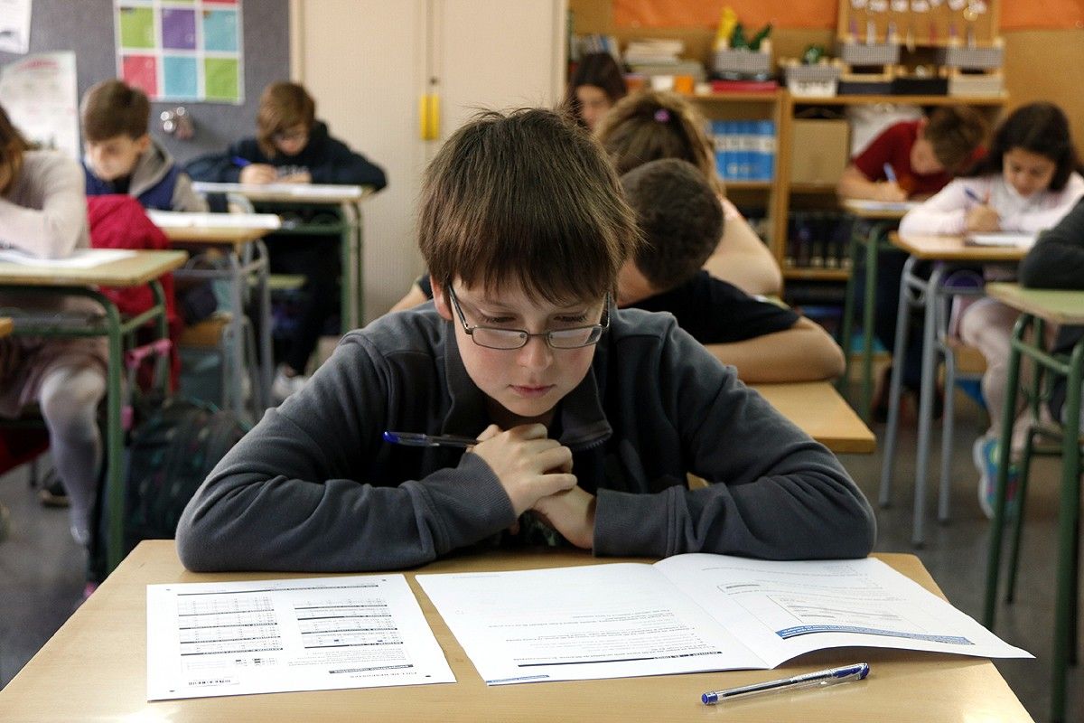 Un alumne de 6è de l'Escola Bages de Manresa realitzant la prova de competència matemàtica