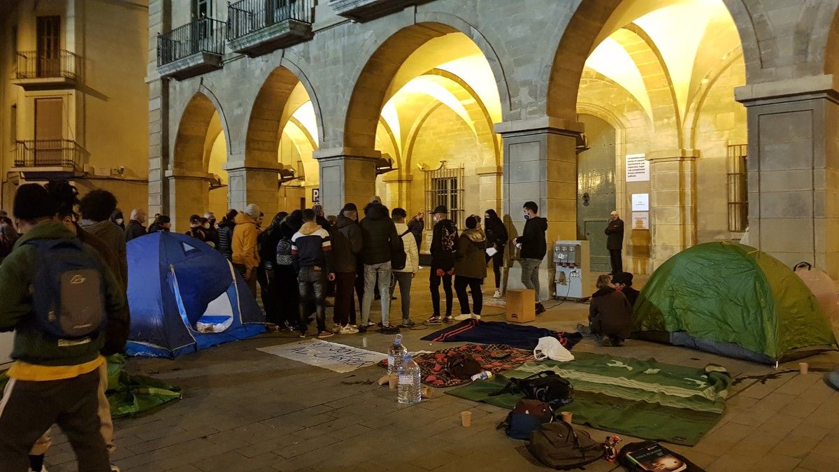 Acampada dels joves extutelats a la plaça Major de Manresa