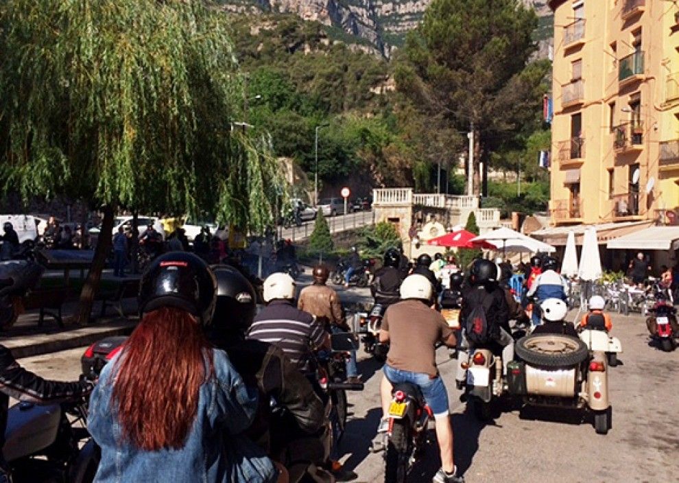 Participants de la trobada sortint de Monistrol cap a Montserrat.