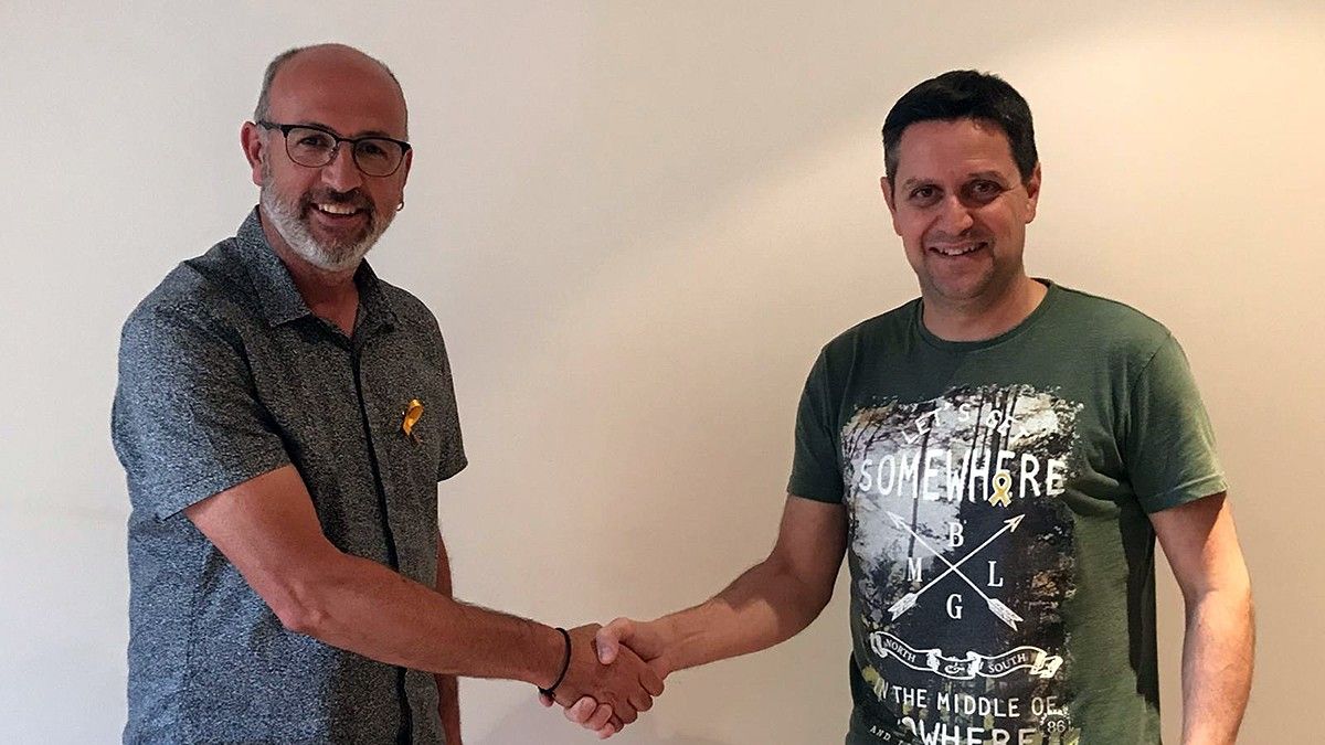 Xavier Cidna i Antoni Puiggròs després de signar l'acord de pacte