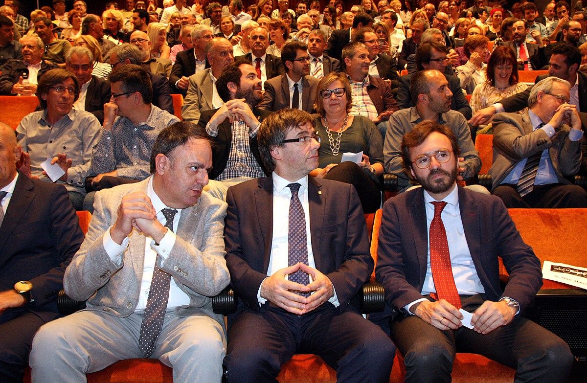 El president de la Generalitat, Carles Puigdemont, instant abans de l'inici del lliurament dels Premis Regió7