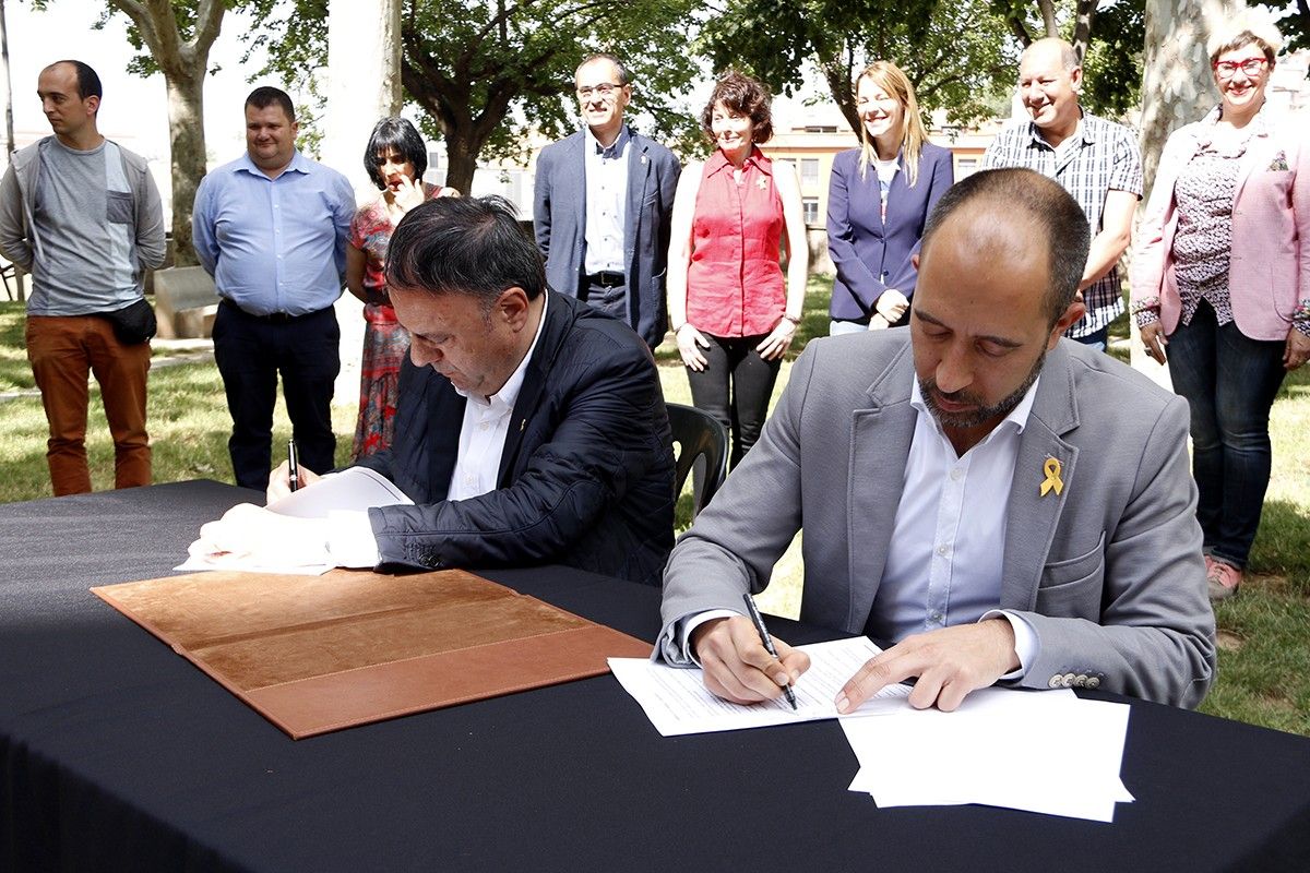 Valentí Junyent i Marc Aloy posen la seva firma al pacte entre Esquerra i Junts per Manresa per governar la ciutat
