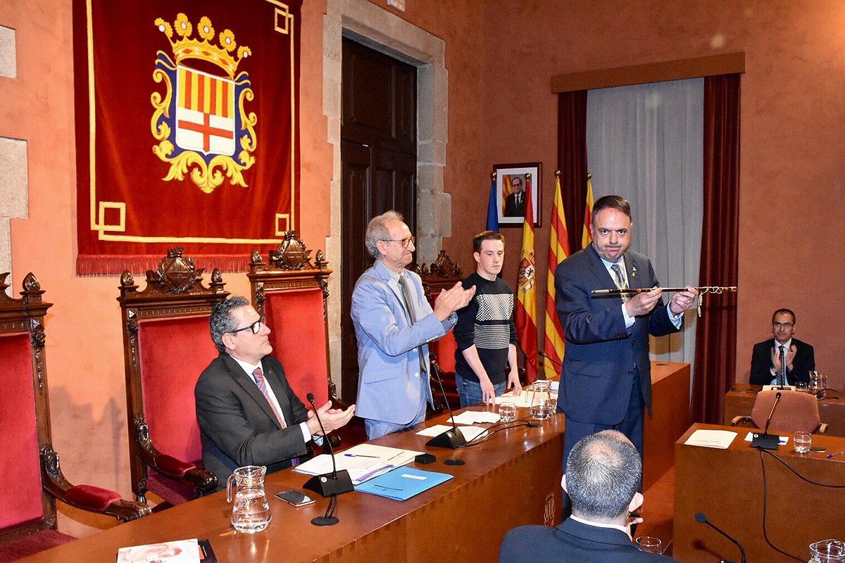 Valentí Junyent mostra la vara d'alcalde que tindrà durant un any