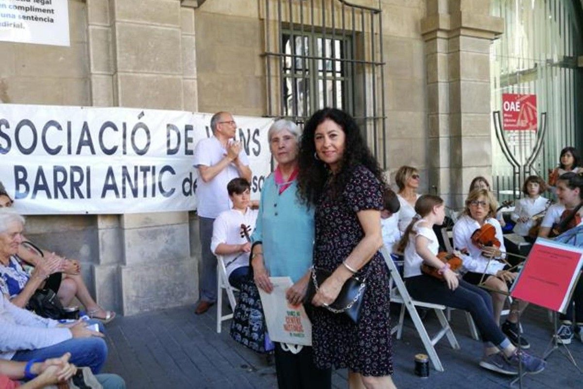 Encarna Fernández rep el premi de mans d'Anna Martínez