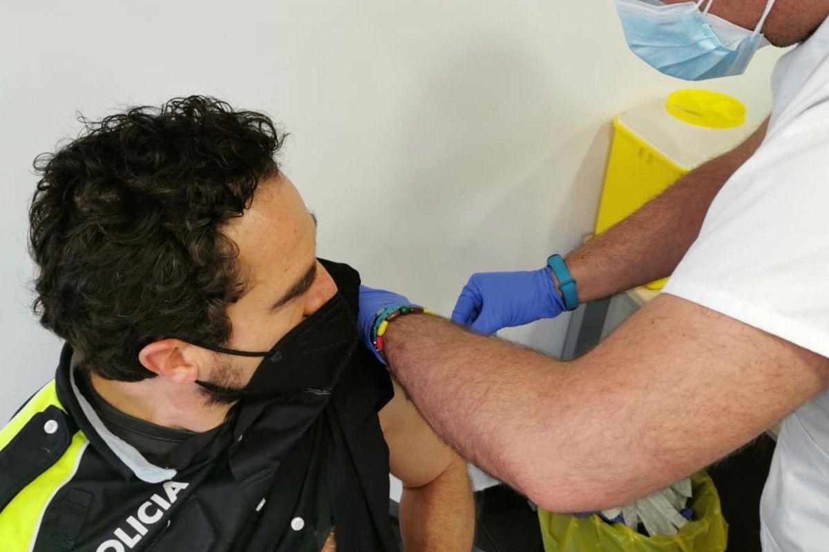 Vacunació contra la Covid d'un agent de la Policia Local de Manresa
