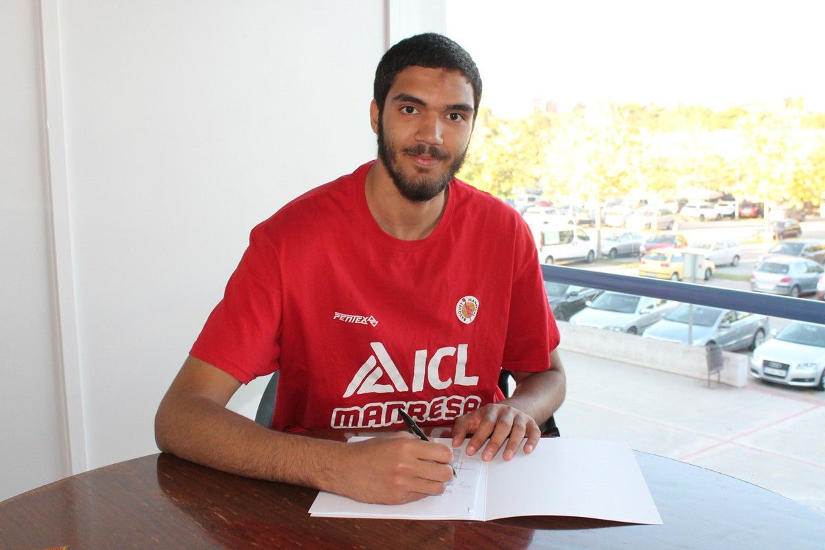 Ahmed Khalaf signant el seu nou contracte