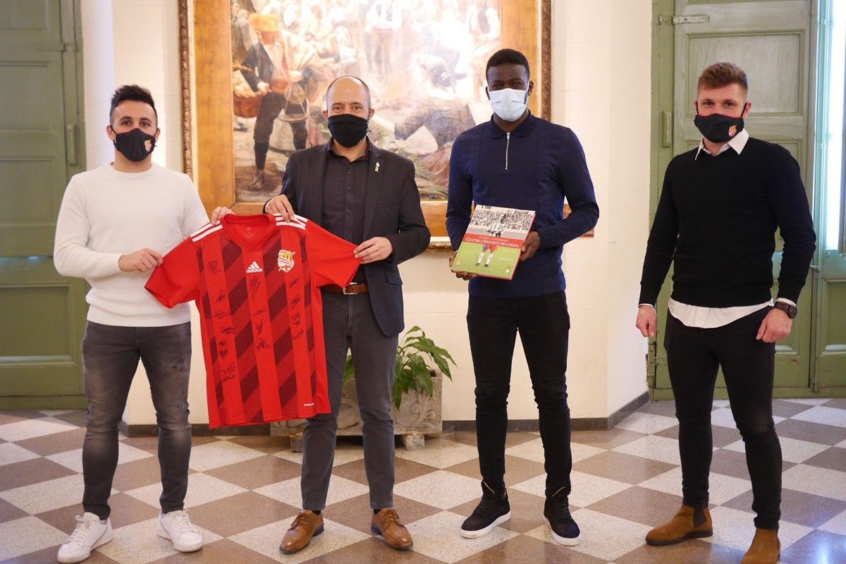 Sergi Solernou, Mohamed Djitte i Ferran Costa lliuren la samarreta signada a l'alcalde Marc Aloy