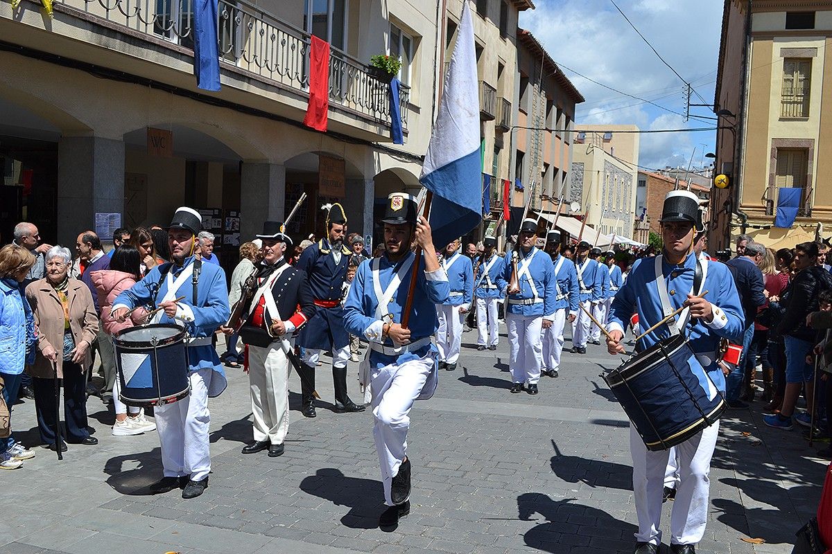 Isabelins avançant a la plaça Major d'Avinyó
