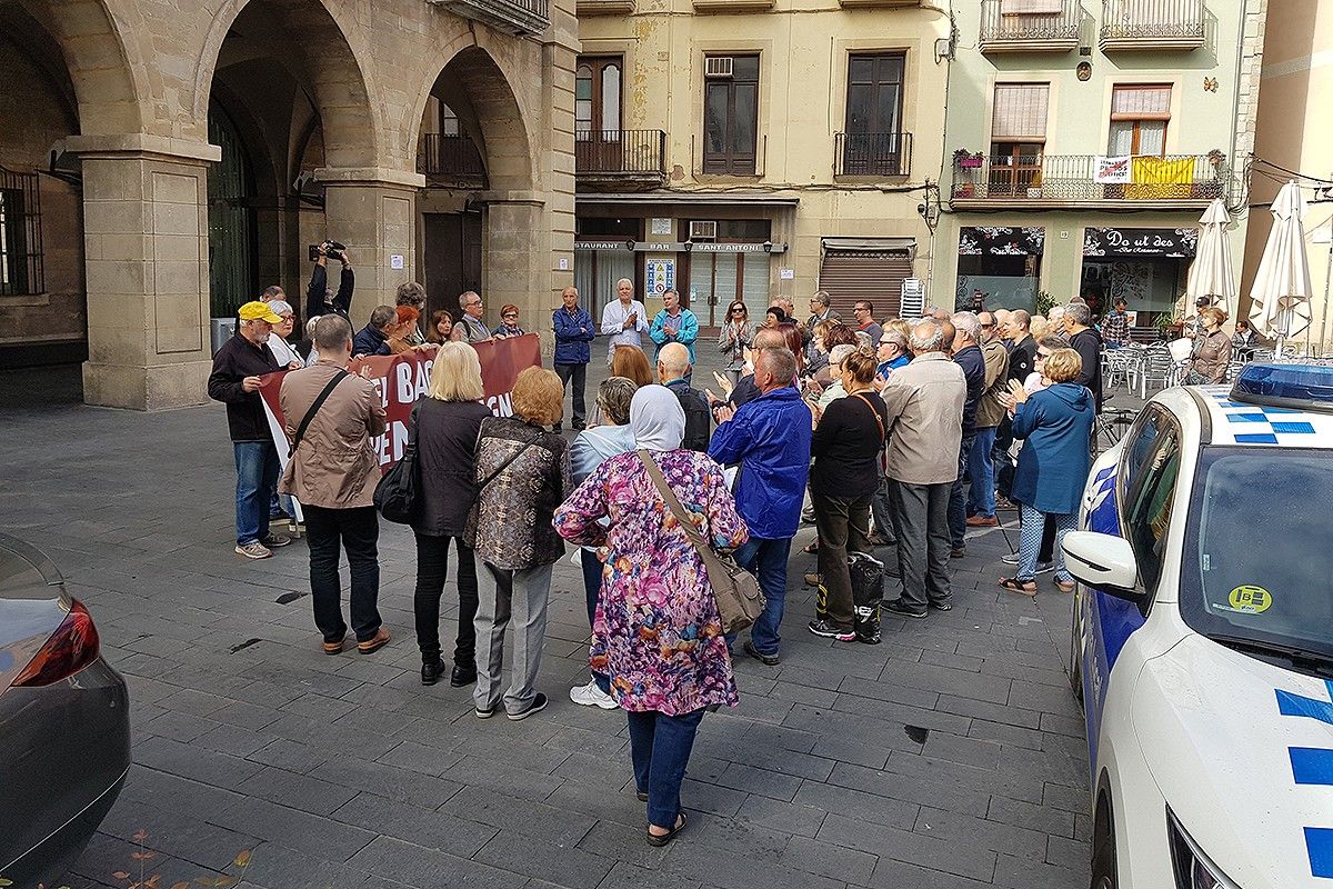Imatge d'arxiu d'una trobada de pensionistes a la plaça Major