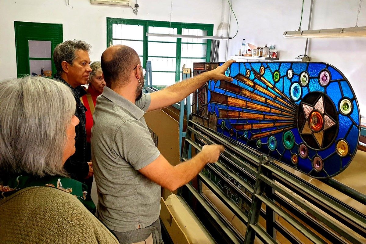 Visita al taller on s’estan rehabilitant els vitralls per a l'església de la Bauma