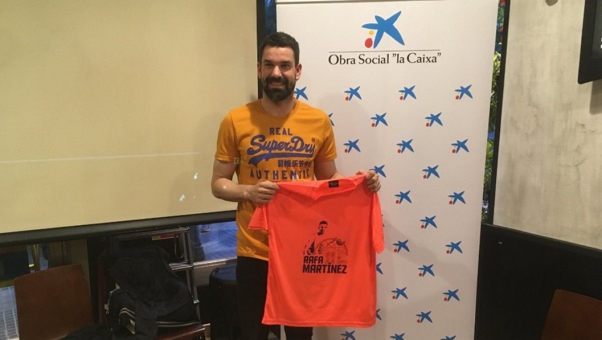 Rafa Martínez, amb la samarreta oficial de l'onzena edició del campus de bàsquet que duu el seu nom