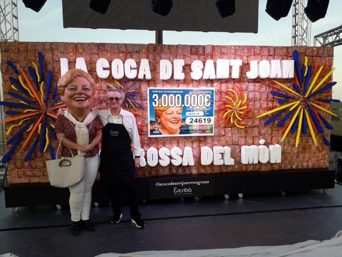 El pastisser Christian Escribà, amb la coca més gran del món, en la presentació de la Grossa de Sant Joan