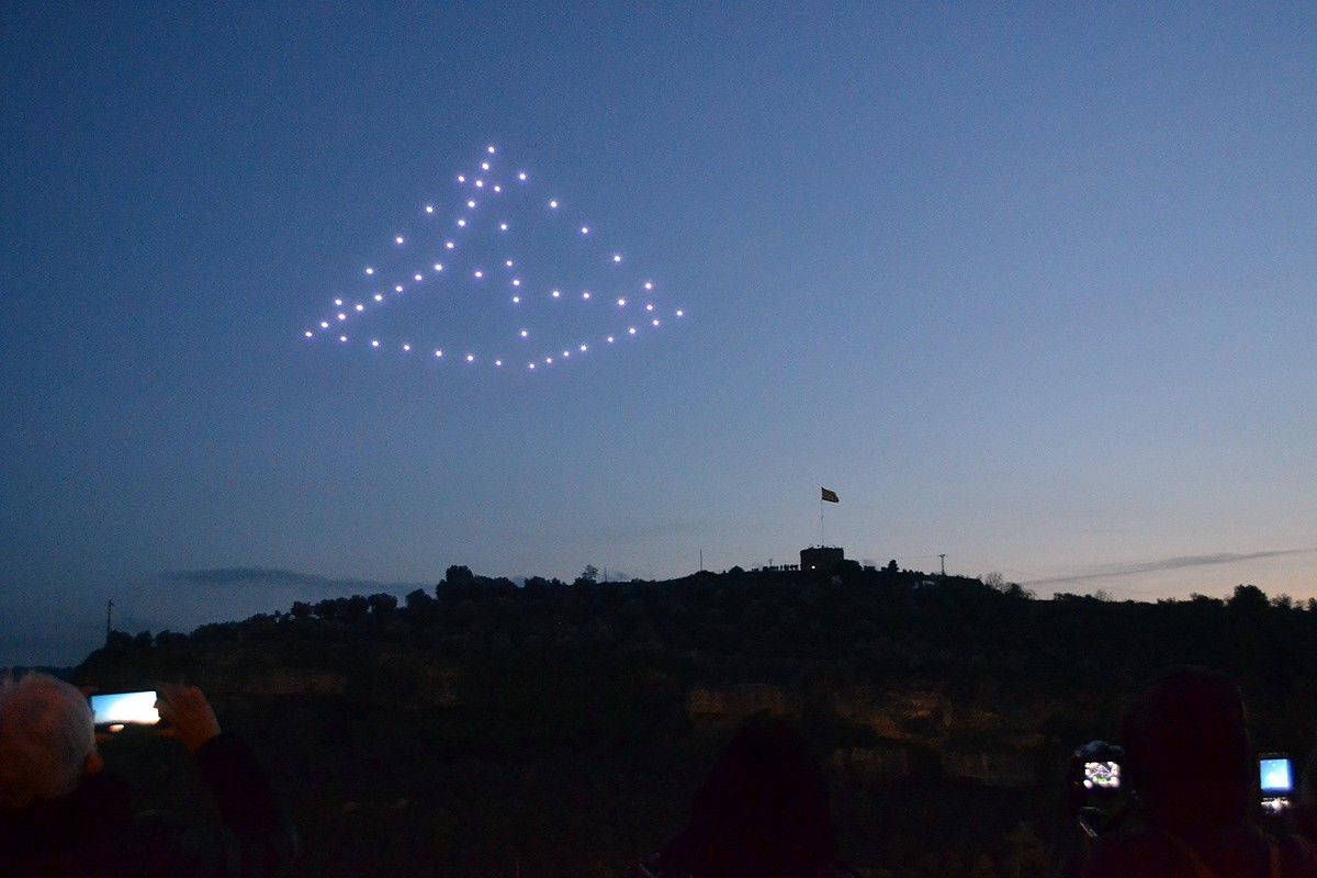 Els drons dibuixant una piràmide sobre la Torre Santa Caterina