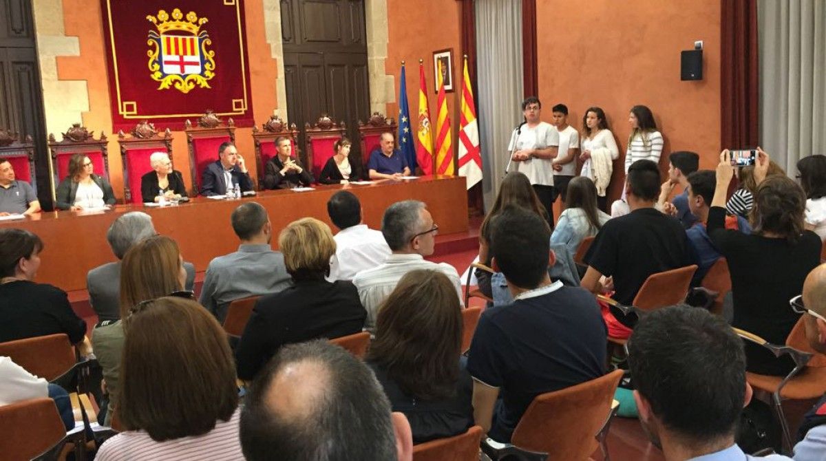 Aspecte de la sala de plens de l'Ajuntament de Manresa durant l'acte contra la LGTBIfòbia