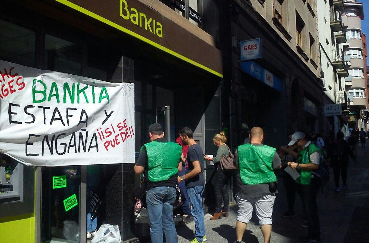Activistes de la PAHC davant de l'oficina ocupada de Bankia