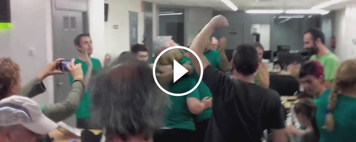 VÍDEO La família afectada d'abraça mentre els activistes celebren la dació