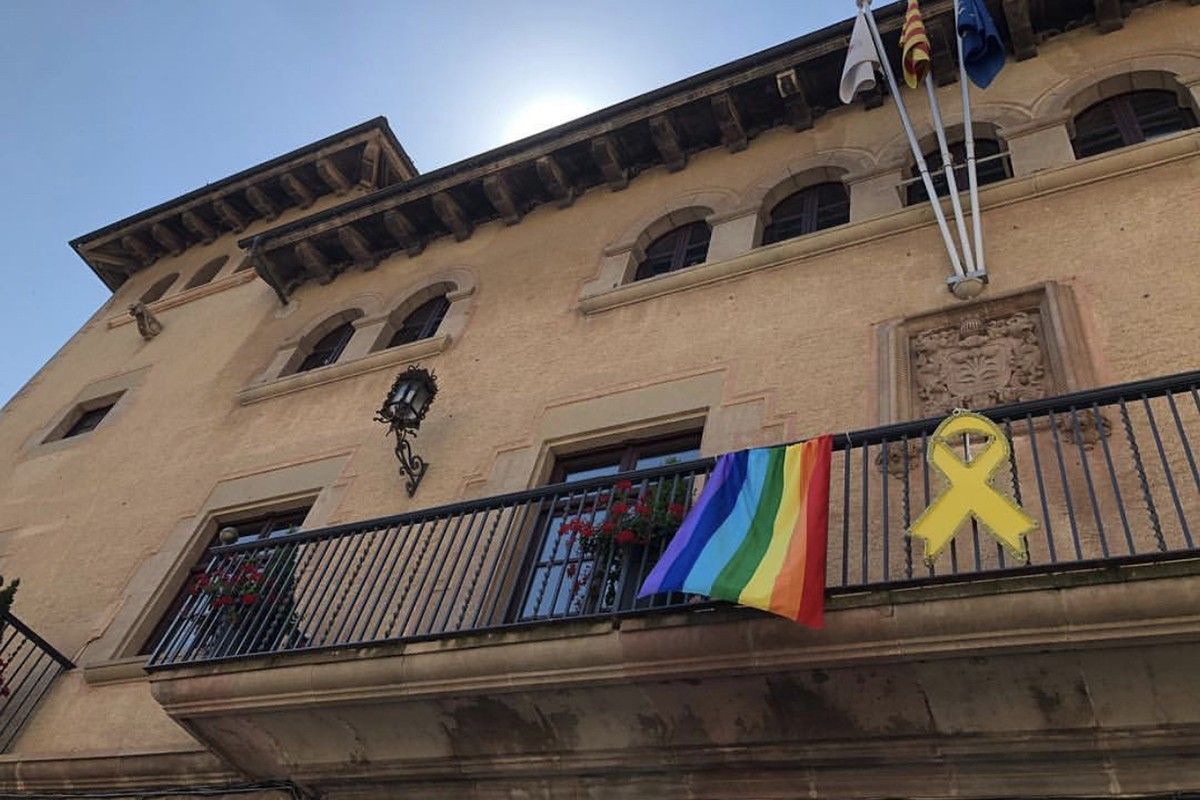 Bandera LGTBI al balcó de l'Ajuntament de Cardona