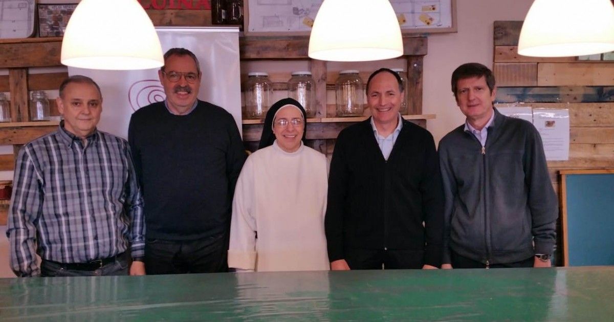 Membres de Fogons Gastronòmics del Bages i de la Fundació Rosa Oriol durant l'acord d'implicació en la campanya