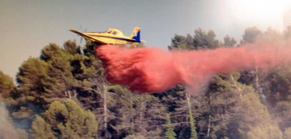 Un avió bombardeja l'incendi d'Artés.