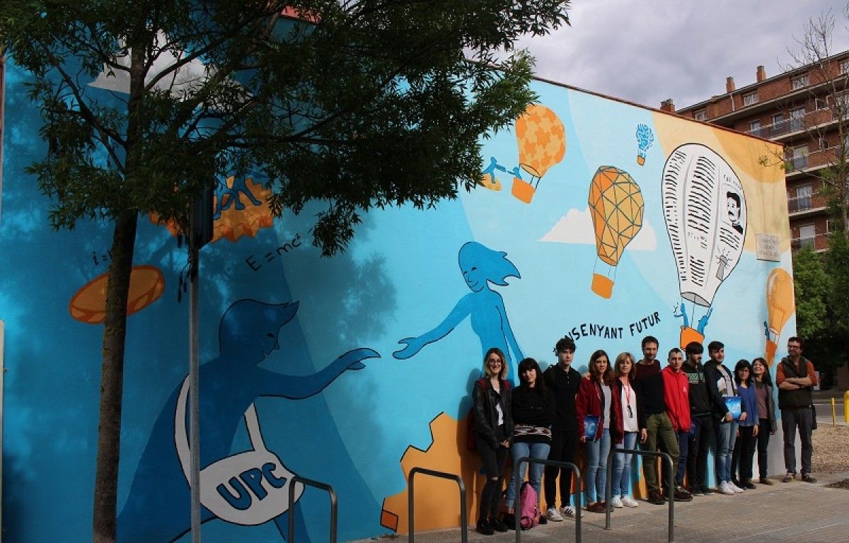 Membres dels dos centres amb el nou mural de fons