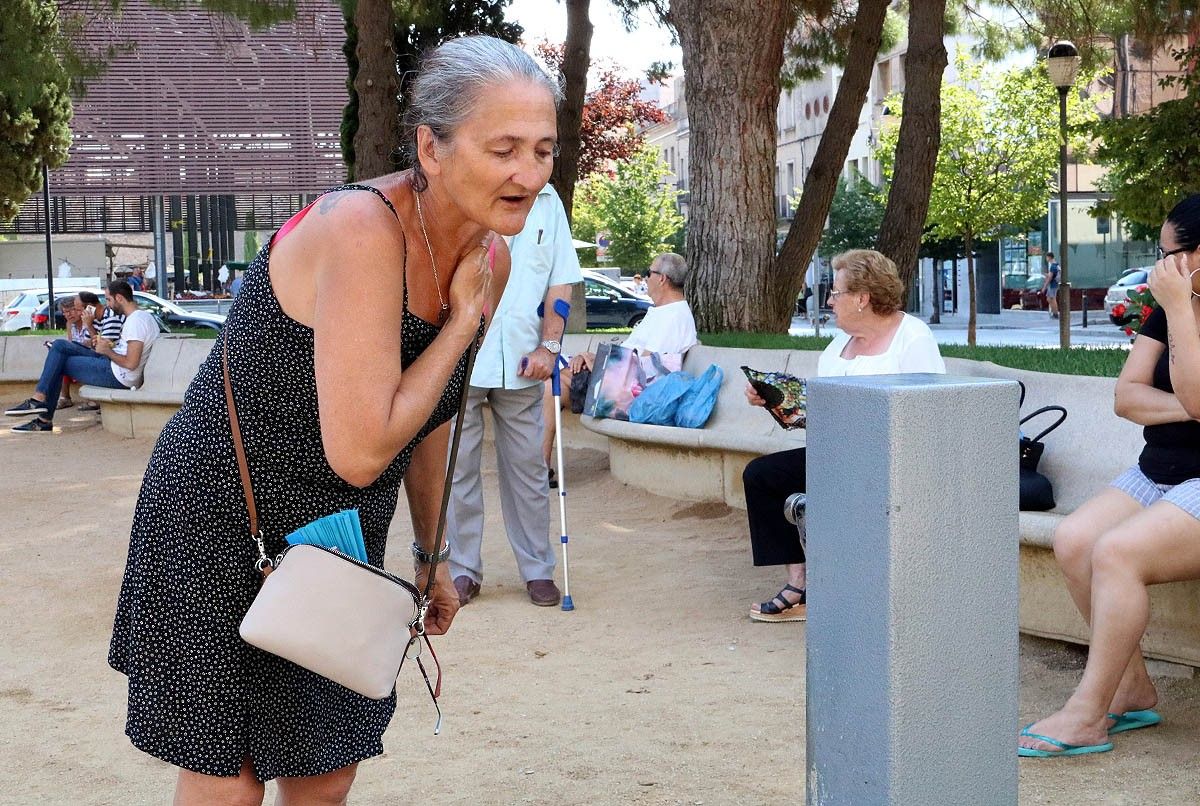 Una dona refrescant-se en una font de Figueres
