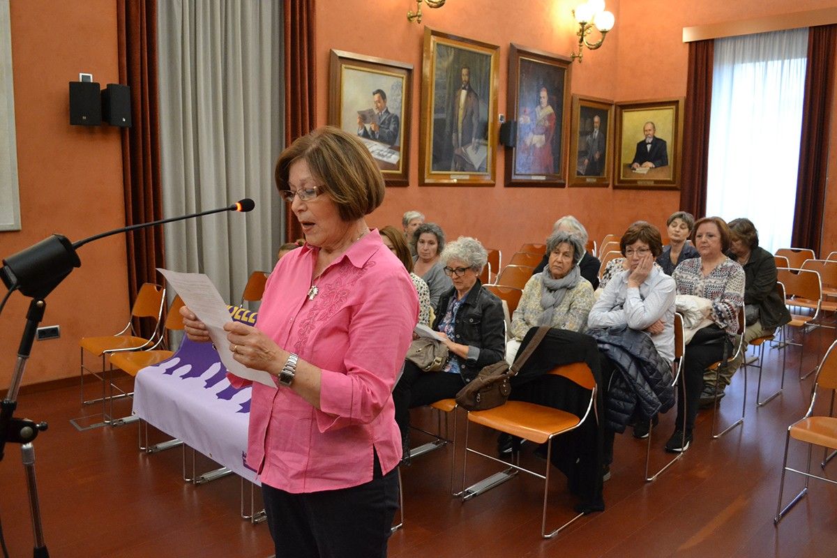Conxita Almarcha, amb membres del Consell de la Dona, durant la seva intervenció al ple