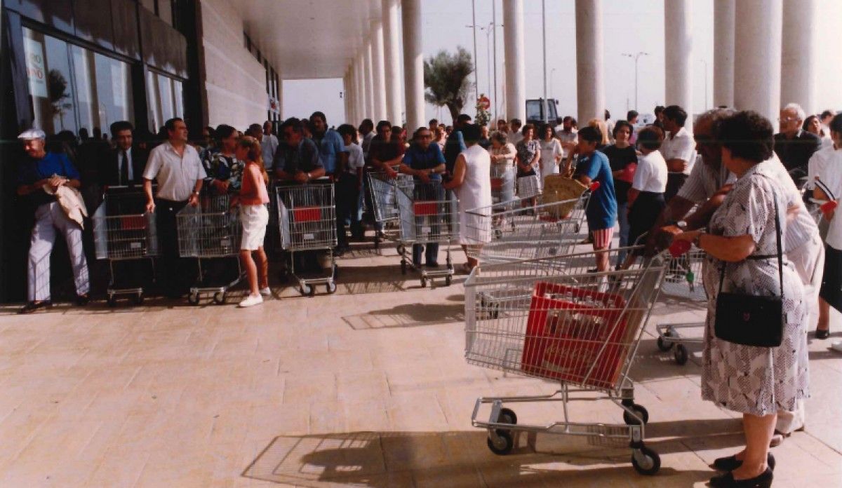 Clients esperen el 13 de juny de 1991 l'obertura de Pryca, en un nou sector dels Trullols