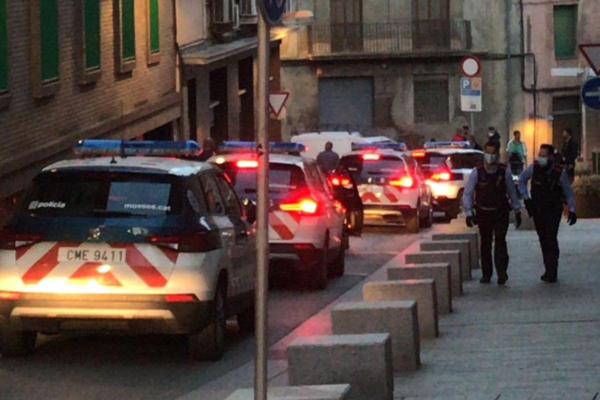 Quatre patrulles dels Mossos d'Esquadra dirigint-se cap al carrer Sobrerroca