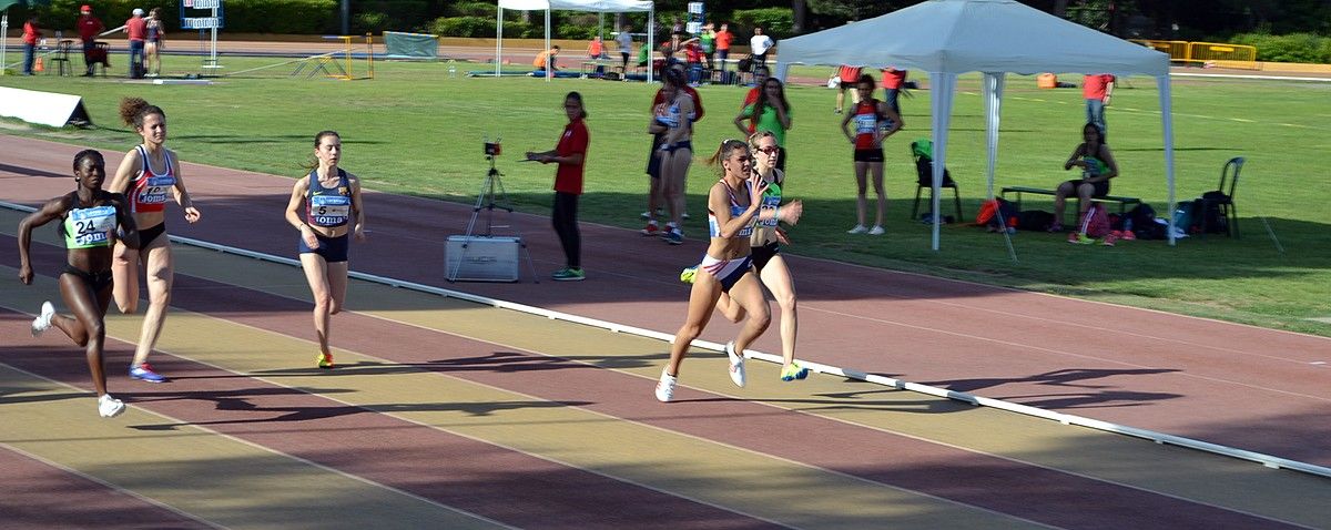 Laia Solà, en el segon carril, ha quedat segona en els 100 metres llisos