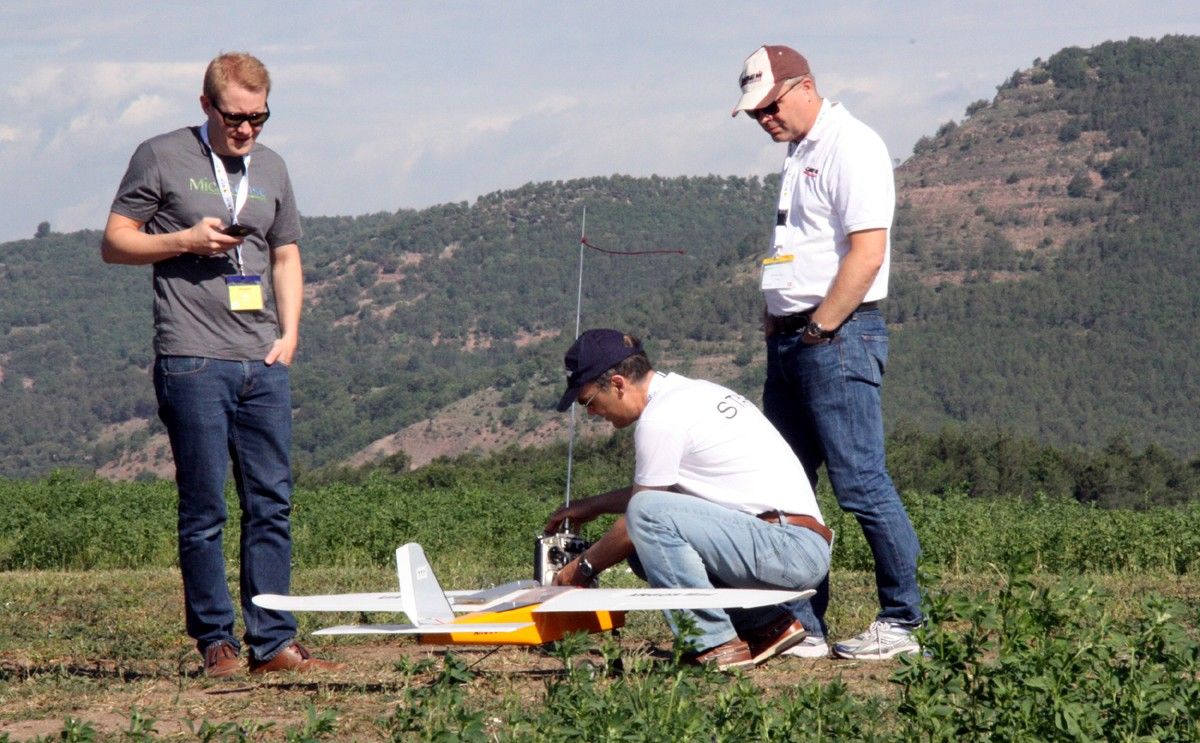 El gerent de Catuav, Jordi Santacana, manipula un dron amb dos alumnes del curs que es realitza aquesta setmana al Moianès