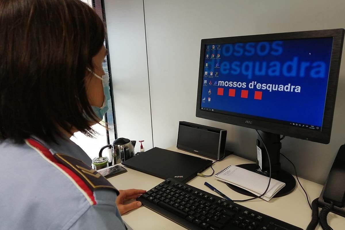 La sergent Mònica Rosell davant d'un ordinador a la comissaria de Manresa dels Mossos